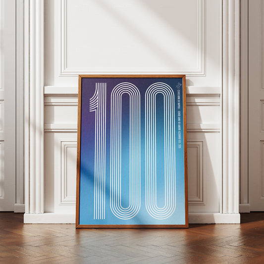 Poster minimal dedicato ai 100 anni del Calcio Napoli 1926 2026 con il numero 100 realizzato attraverso linee geometriche bianche su sfondo sfumato azzurro e blu Design moderno ed essenziale che celebra il Centenario del Napoli e l amore dei tifosi azzurri