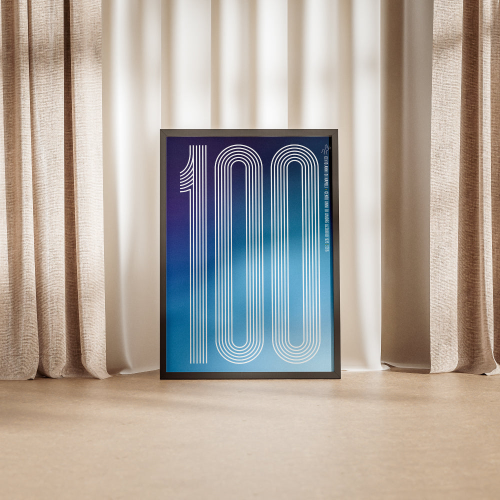 Poster minimal dedicato ai 100 anni del Calcio Napoli 1926 2026 con il numero 100 realizzato attraverso linee geometriche bianche su sfondo sfumato azzurro e blu Design moderno ed essenziale che celebra il Centenario del Napoli e l amore dei tifosi azzurri