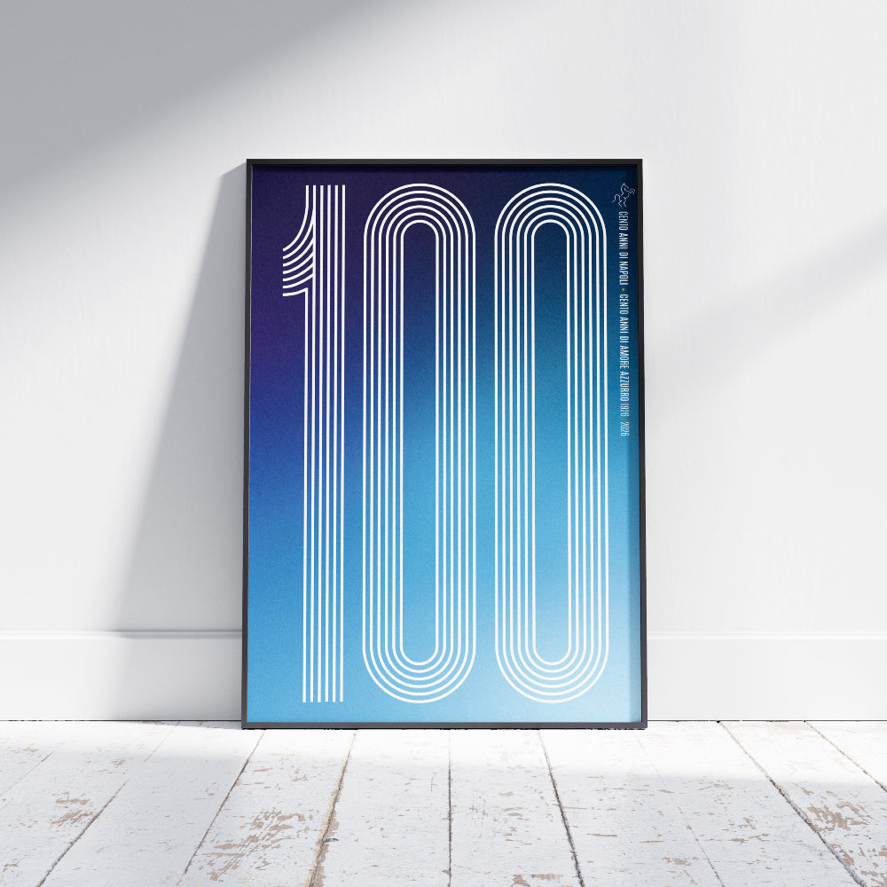 Poster minimal dedicato ai 100 anni del Calcio Napoli 1926 2026 con il numero 100 realizzato attraverso linee geometriche bianche su sfondo sfumato azzurro e blu Design moderno ed essenziale che celebra il Centenario del Napoli e l amore dei tifosi azzurri