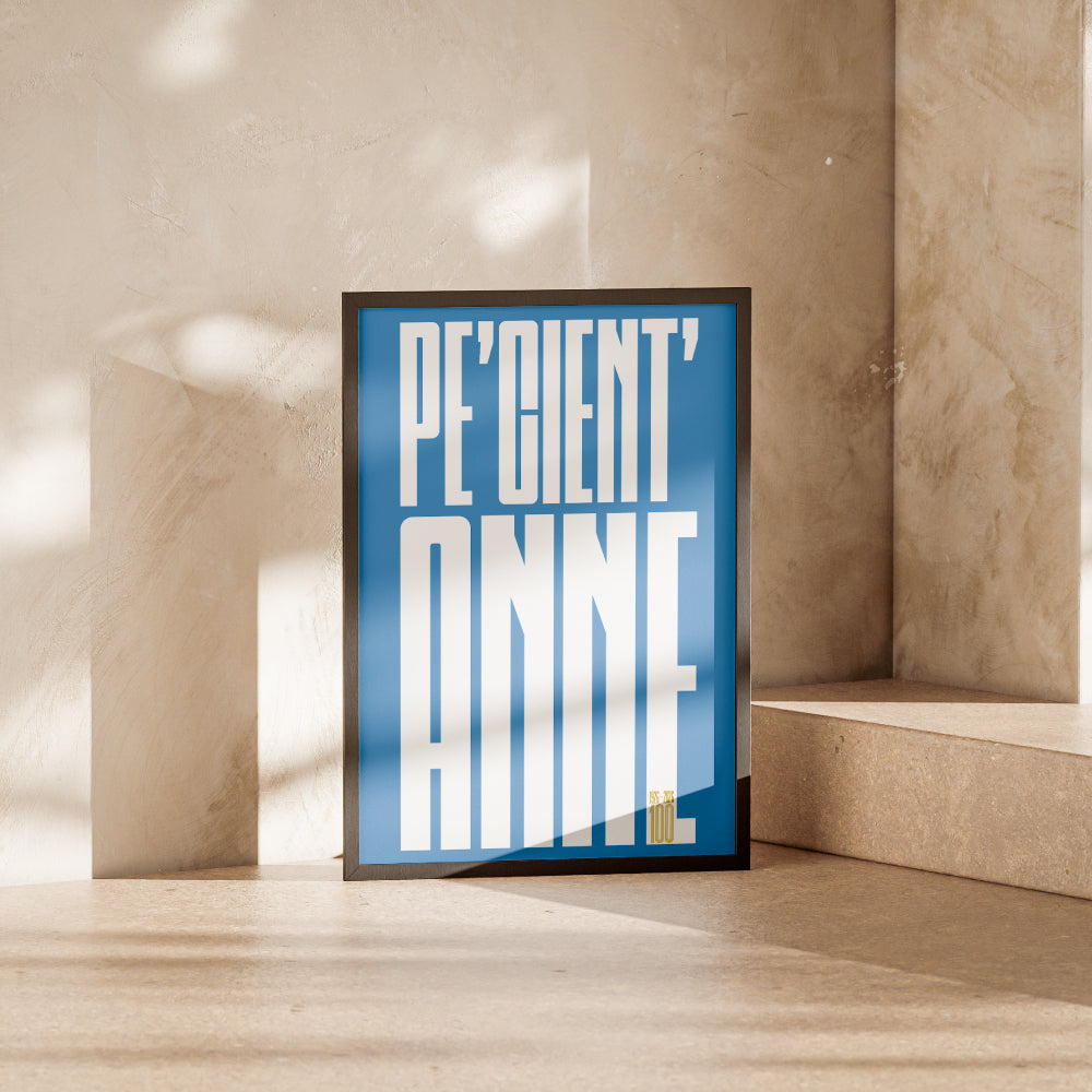 Poster minimalista Pe Cient Anne dedicato al Centenario del Calcio Napoli 1926 2026 con grande lettering bianco su sfondo azzurro che celebra i 100 anni di storia della squadra partenopea.