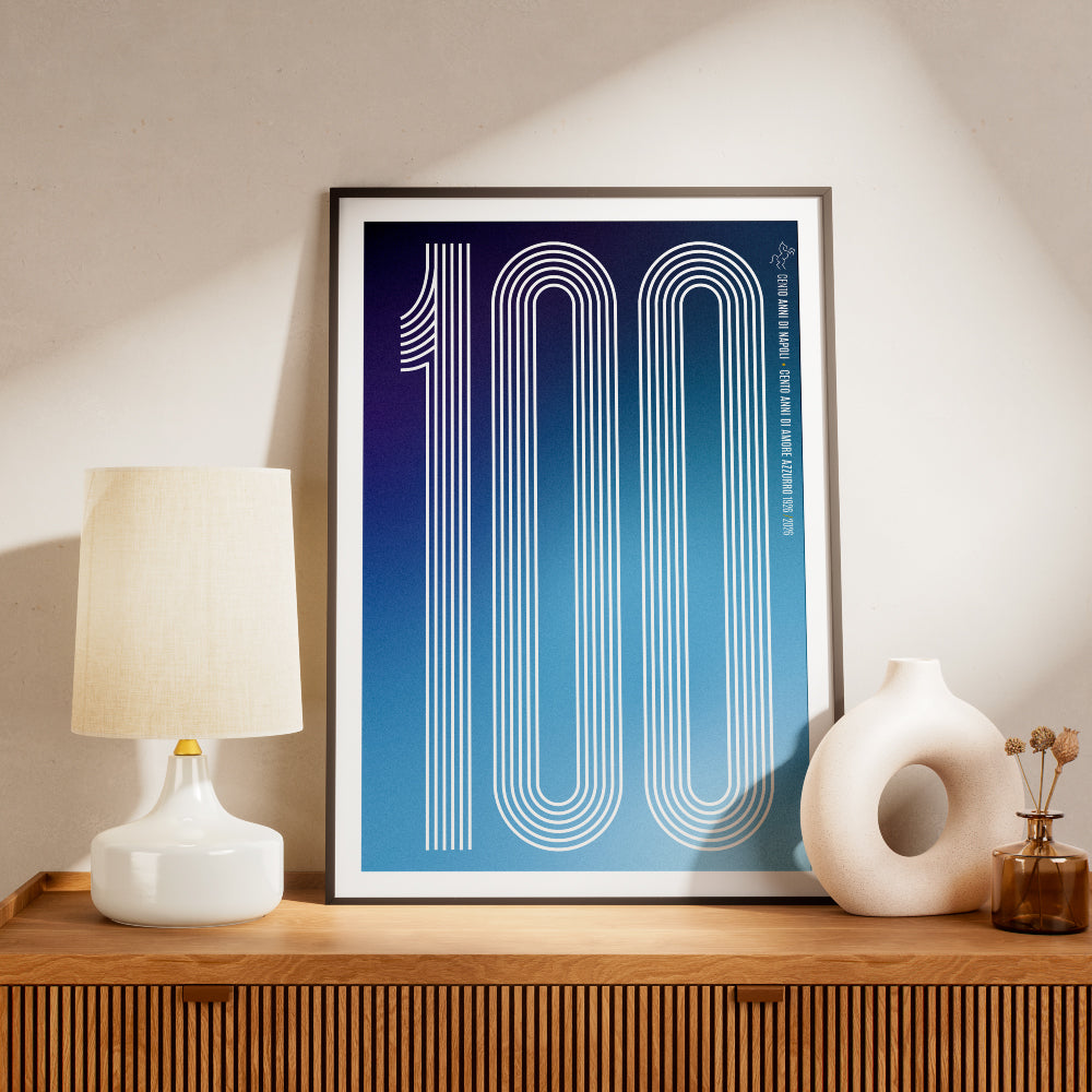 Poster minimal dedicato ai 100 anni del Calcio Napoli 1926 2026 con il numero 100 realizzato attraverso linee geometriche bianche su sfondo sfumato azzurro e blu Design moderno ed essenziale che celebra il Centenario del Napoli e l amore dei tifosi azzurri