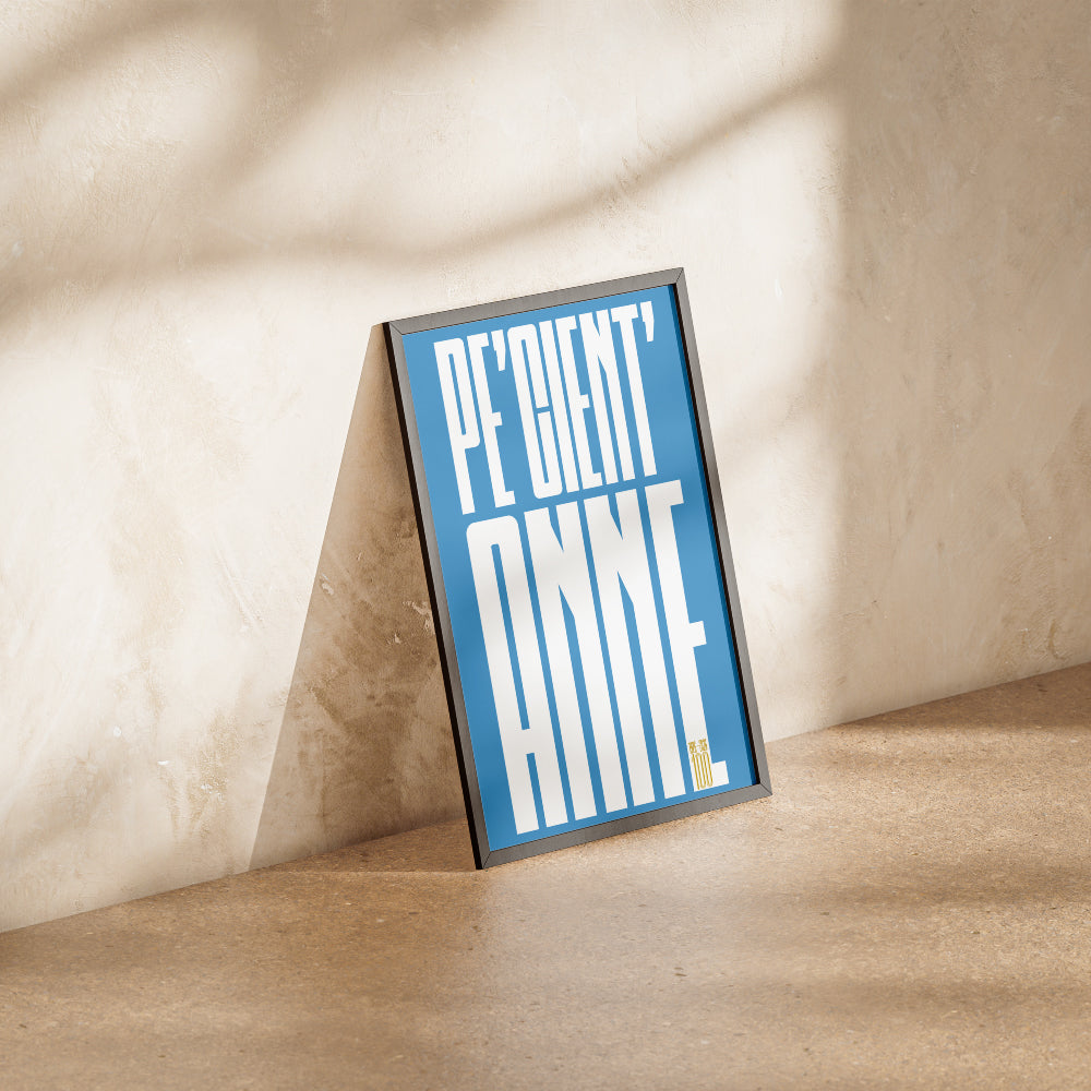 Poster minimalista Pe Cient Anne dedicato al Centenario del Calcio Napoli 1926 2026 con grande lettering bianco su sfondo azzurro che celebra i 100 anni di storia della squadra partenopea.