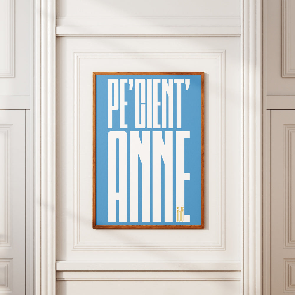 Poster minimalista Pe Cient Anne dedicato al Centenario del Calcio Napoli 1926 2026 con grande lettering bianco su sfondo azzurro che celebra i 100 anni di storia della squadra partenopea.