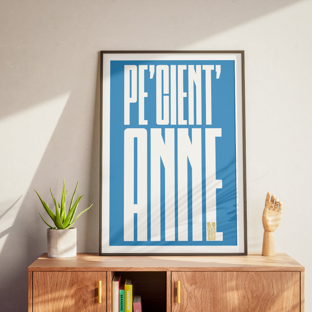 Poster minimalista Pe Cient Anne dedicato al Centenario del Calcio Napoli 1926 2026 con grande lettering bianco su sfondo azzurro che celebra i 100 anni di storia della squadra partenopea.