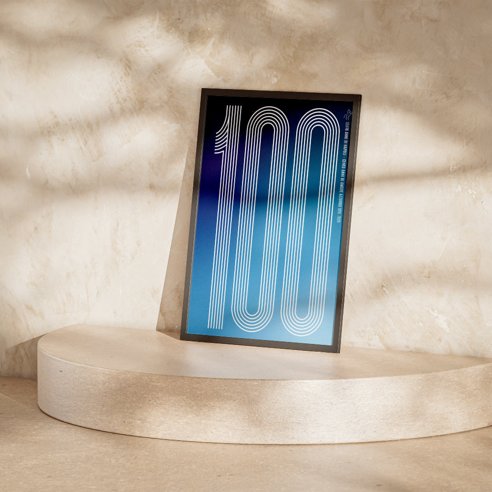 Poster minimal dedicato ai 100 anni del Calcio Napoli 1926 2026 con il numero 100 realizzato attraverso linee geometriche bianche su sfondo sfumato azzurro e blu Design moderno ed essenziale che celebra il Centenario del Napoli e l amore dei tifosi azzurri
