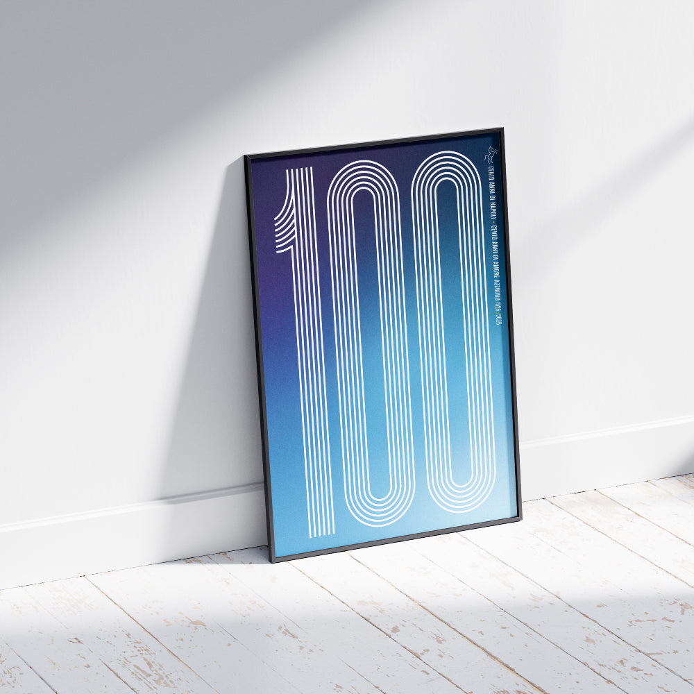 Poster minimal dedicato ai 100 anni del Calcio Napoli 1926 2026 con il numero 100 realizzato attraverso linee geometriche bianche su sfondo sfumato azzurro e blu Design moderno ed essenziale che celebra il Centenario del Napoli e l amore dei tifosi azzurri