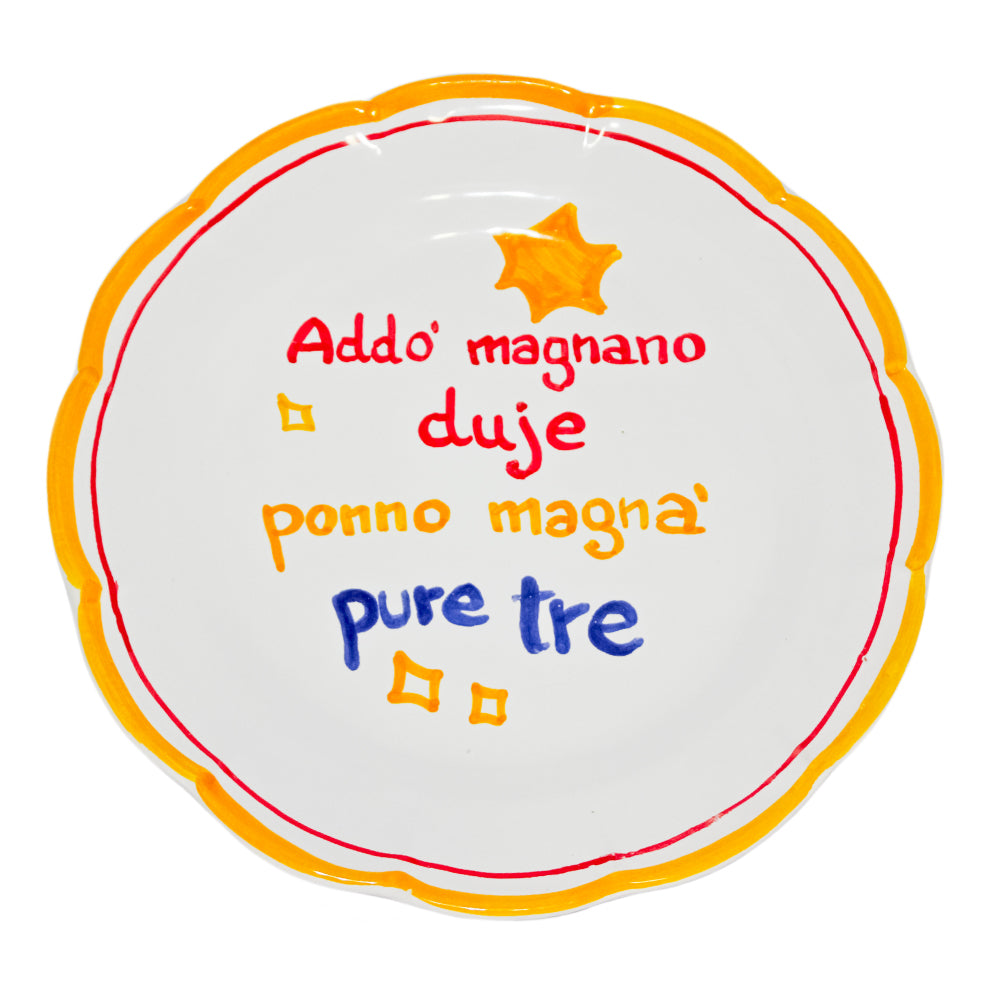 Piatto artigianale in terracotta smaltata dipinto a mano con proverbio napoletano sulla condivisione del cibo design Pil Pil.