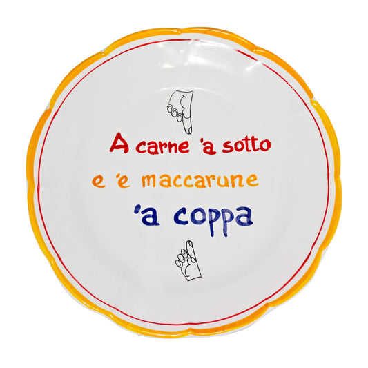Piatto artigianale dipinto a mano con proverbio napoletano legato alla cucina tradizionale terracotta smaltata design Pil Pil