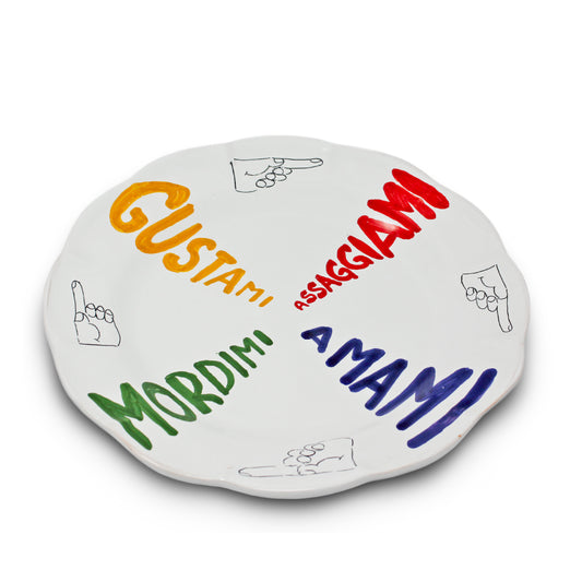 Piatto artigianale in terracotta smaltata dipinto a mano con scritte colorate Gustami Assaggiami Amami Mordimi  uso alimentare ideale per tavola originale