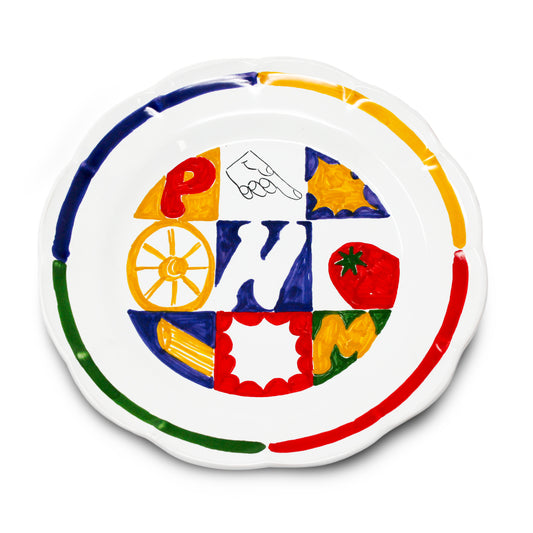 Piatto artigianale in terracotta di pasta rossa smaltata dipinto a mano con simboli colorati della tradizione napoletana come la N di Napoli  la M del mercato  la P di pizza e pasta, ruota di carro, pomodoro e motivi geometrici vivaci.