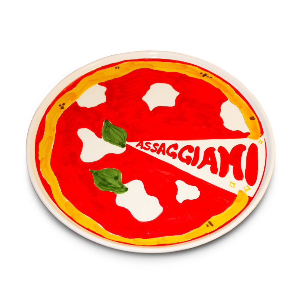 Piatto pizza artigianale in terracotta dipinto a mano con scritta Assaggiami, design napoletano