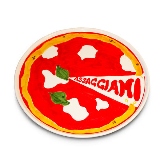 Piatto pizza artigianale in terracotta dipinto a mano con scritta Assaggiami, design napoletano