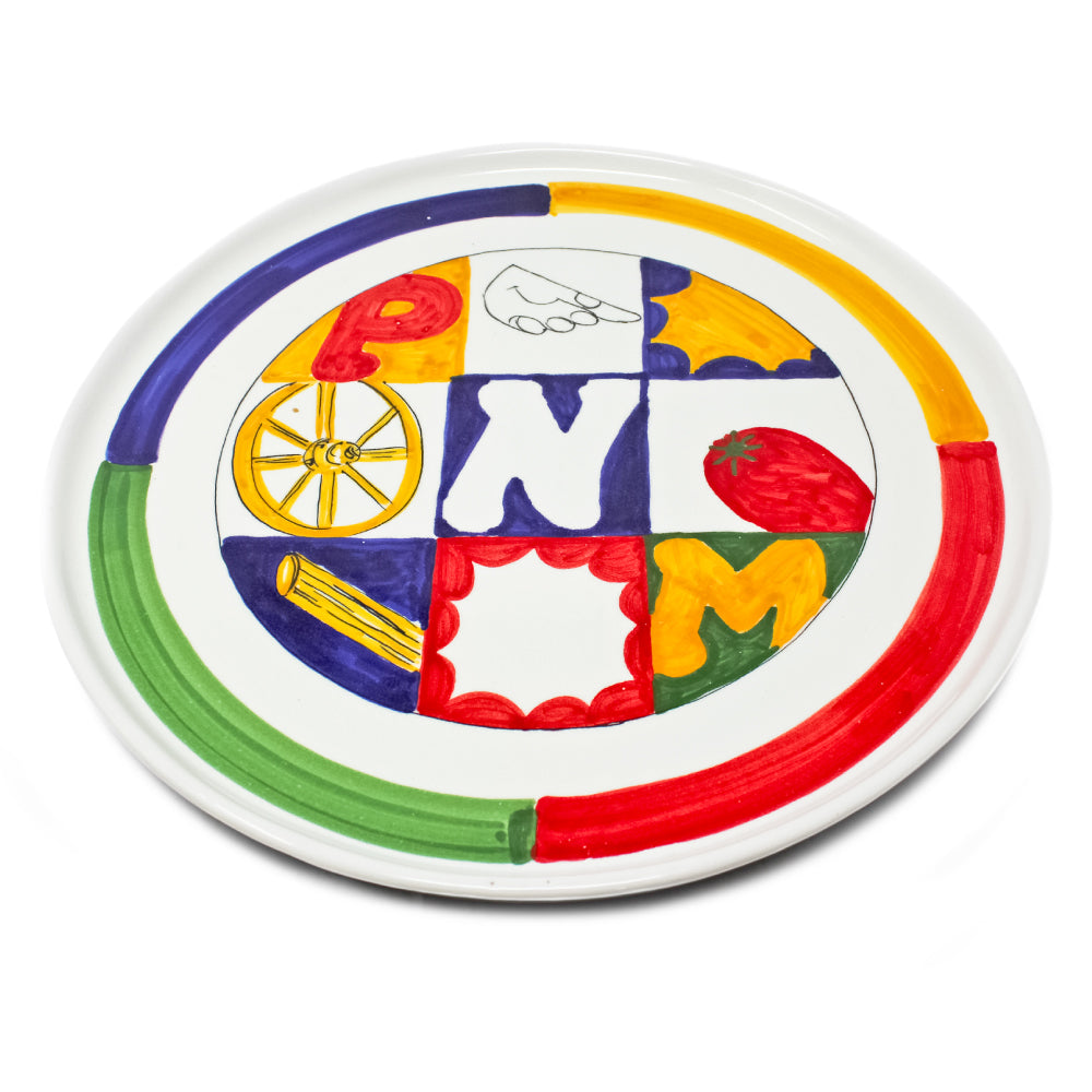 Piatto artigianale per pizza in terracotta smaltata dipinto a mano con simboli della cultura napoletana N di Napoli  P di Pizza e Pasta  M di Mercato  pomodoro e ruota di carro. Ceramica Made in Italy ideale per servire la pizza o decorare la cucina.