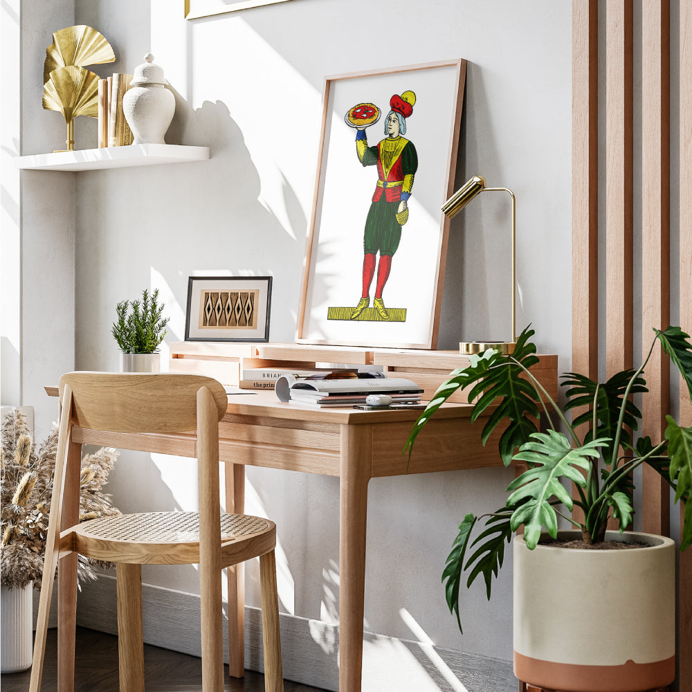 Rivisitazione illustrata dell 8 di denari delle carte napoletane Modiano, con figura femminile che regge una pizza.