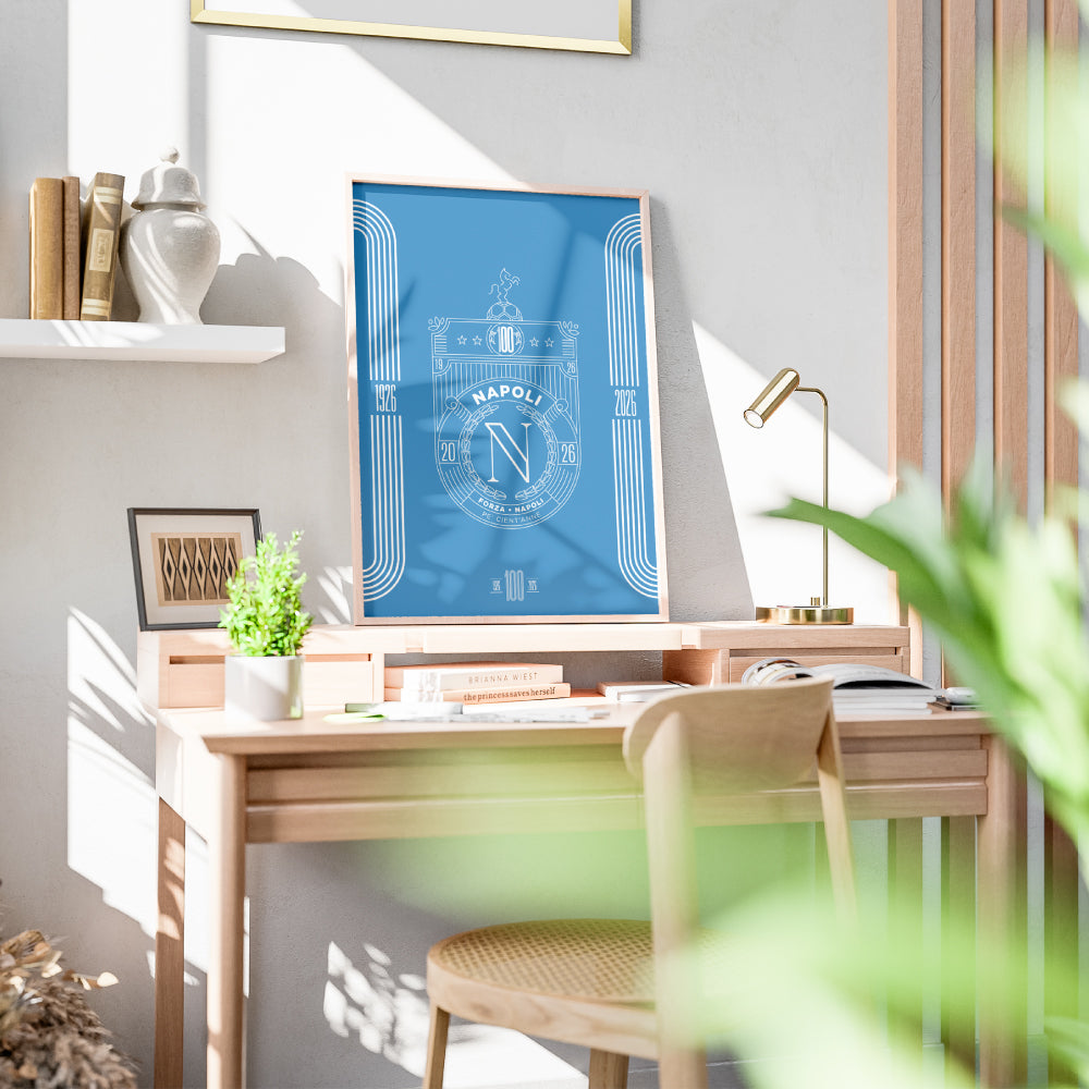 Poster celebrativo del Centenario del Calcio Napoli 1926 2026 con stemma commemorativo grafica minimal azzurra e scritta Pe Cient'Anne Stampa artistica Pil Pil dedicata ai 100 anni della storia del Napoli ideale come regalo per tifosi e per arredare casa con design partenopeo