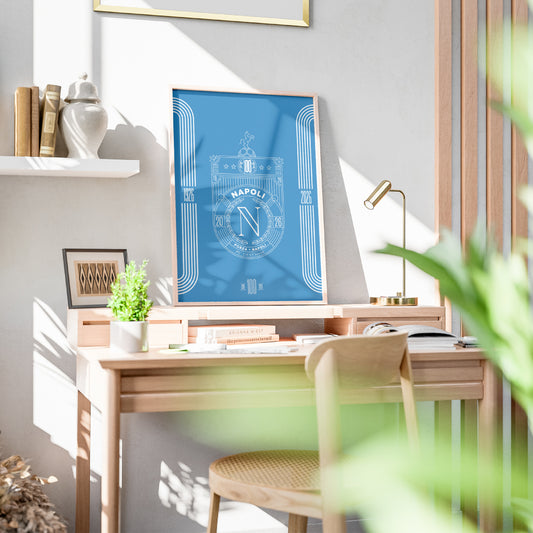 Poster celebrativo del Centenario del Calcio Napoli 1926 2026 con stemma commemorativo grafica minimal azzurra e scritta Pe Cient'Anne Stampa artistica Pil Pil dedicata ai 100 anni della storia del Napoli ideale come regalo per tifosi e per arredare casa con design partenopeo