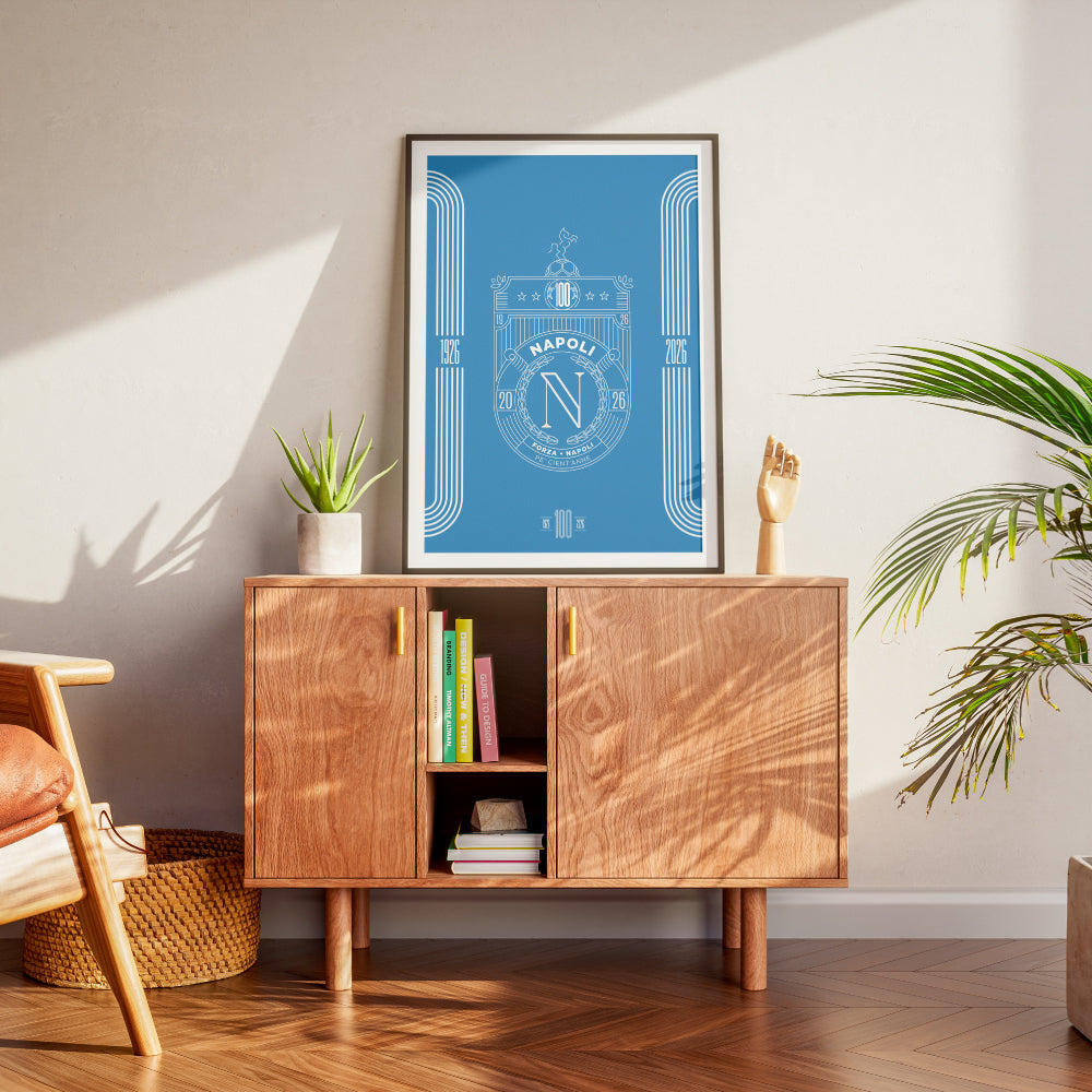 Poster celebrativo del Centenario del Calcio Napoli 1926 2026 con stemma commemorativo grafica minimal azzurra e scritta Pe Cient'Anne Stampa artistica Pil Pil dedicata ai 100 anni della storia del Napoli ideale come regalo per tifosi e per arredare casa con design partenopeo