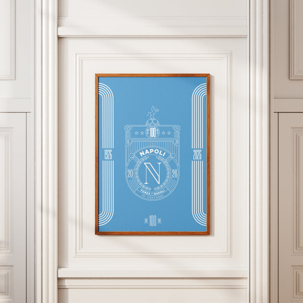 Poster celebrativo del Centenario del Calcio Napoli 1926 2026 con stemma commemorativo grafica minimal azzurra e scritta Pe Cient'Anne Stampa artistica Pil Pil dedicata ai 100 anni della storia del Napoli ideale come regalo per tifosi e per arredare casa con design partenopeo