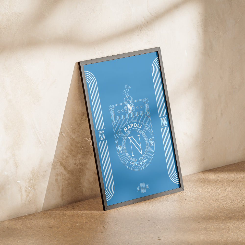 Poster celebrativo del Centenario del Calcio Napoli 1926 2026 con stemma commemorativo grafica minimal azzurra e scritta Pe Cient'Anne Stampa artistica Pil Pil dedicata ai 100 anni della storia del Napoli ideale come regalo per tifosi e per arredare casa con design partenopeo