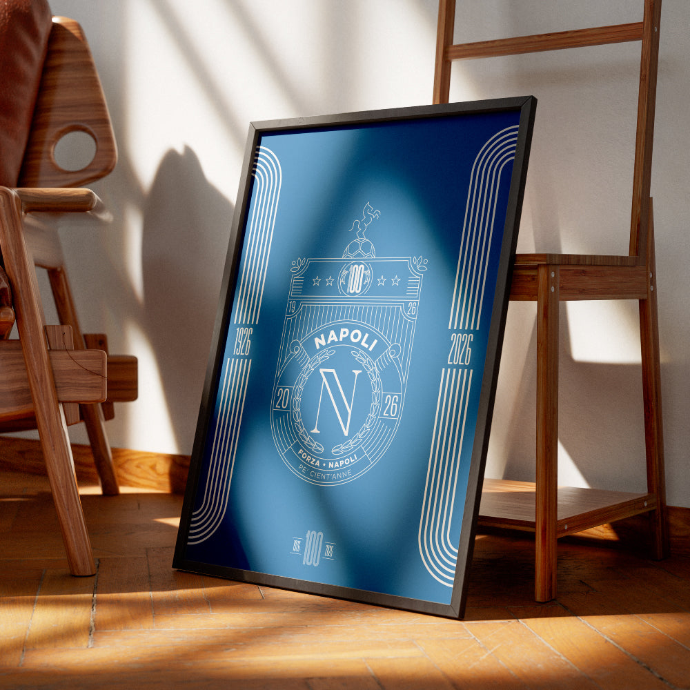 Poster celebrativo del Centenario del Calcio Napoli 1926 2026 con stemma commemorativo grafica minimal azzurra e scritta Pe Cient'Anne Stampa artistica Pil Pil dedicata ai 100 anni della storia del Napoli ideale come regalo per tifosi e per arredare casa con design partenopeo