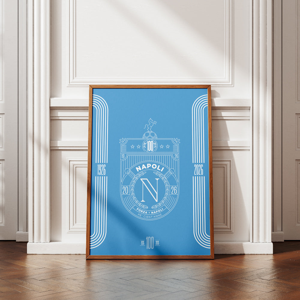 Poster celebrativo del Centenario del Calcio Napoli 1926 2026 con stemma commemorativo grafica minimal azzurra e scritta Pe Cient'Anne Stampa artistica Pil Pil dedicata ai 100 anni della storia del Napoli ideale come regalo per tifosi e per arredare casa con design partenopeo