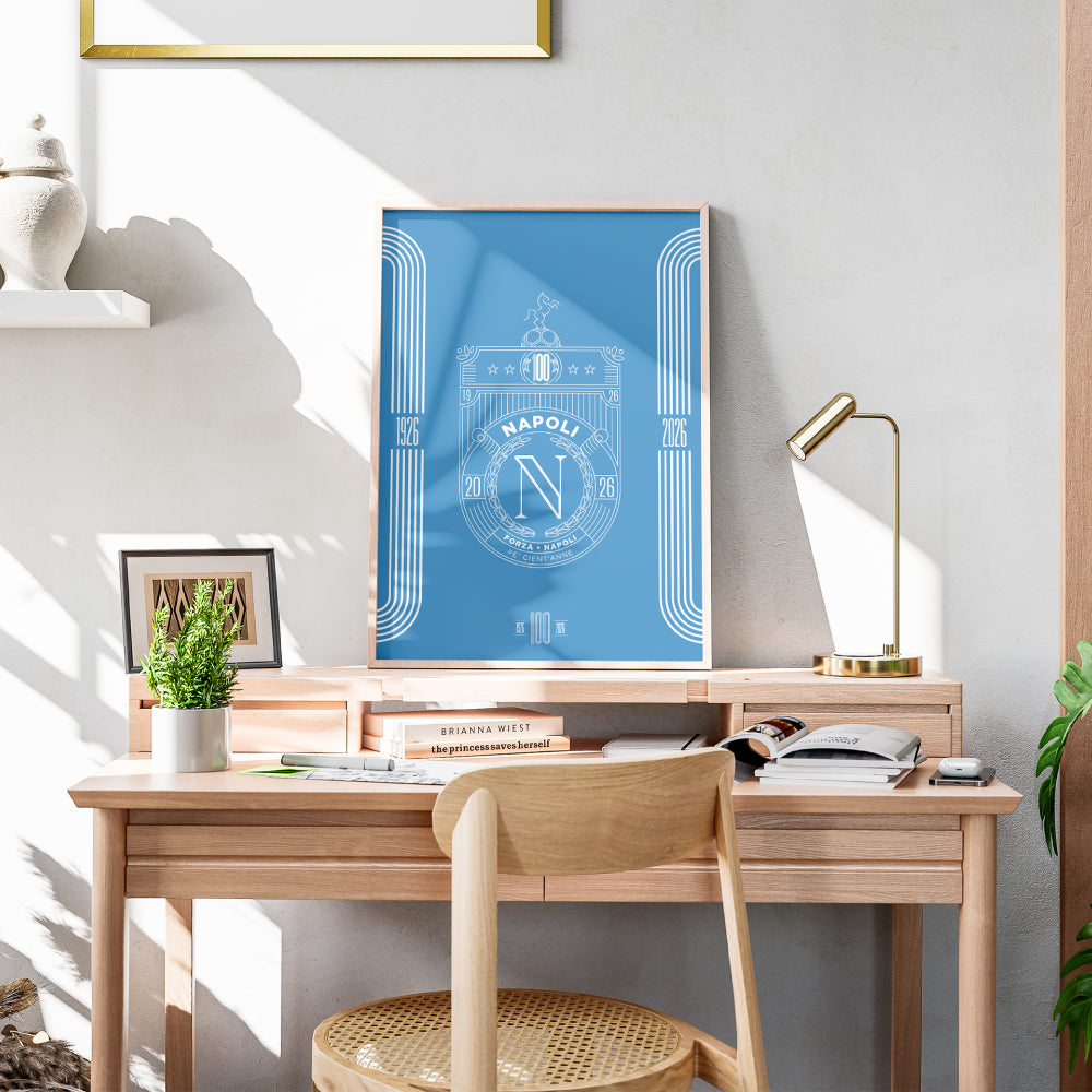 Poster celebrativo del Centenario del Calcio Napoli 1926 2026 con stemma commemorativo grafica minimal azzurra e scritta Pe Cient'Anne Stampa artistica Pil Pil dedicata ai 100 anni della storia del Napoli ideale come regalo per tifosi e per arredare casa con design partenopeo