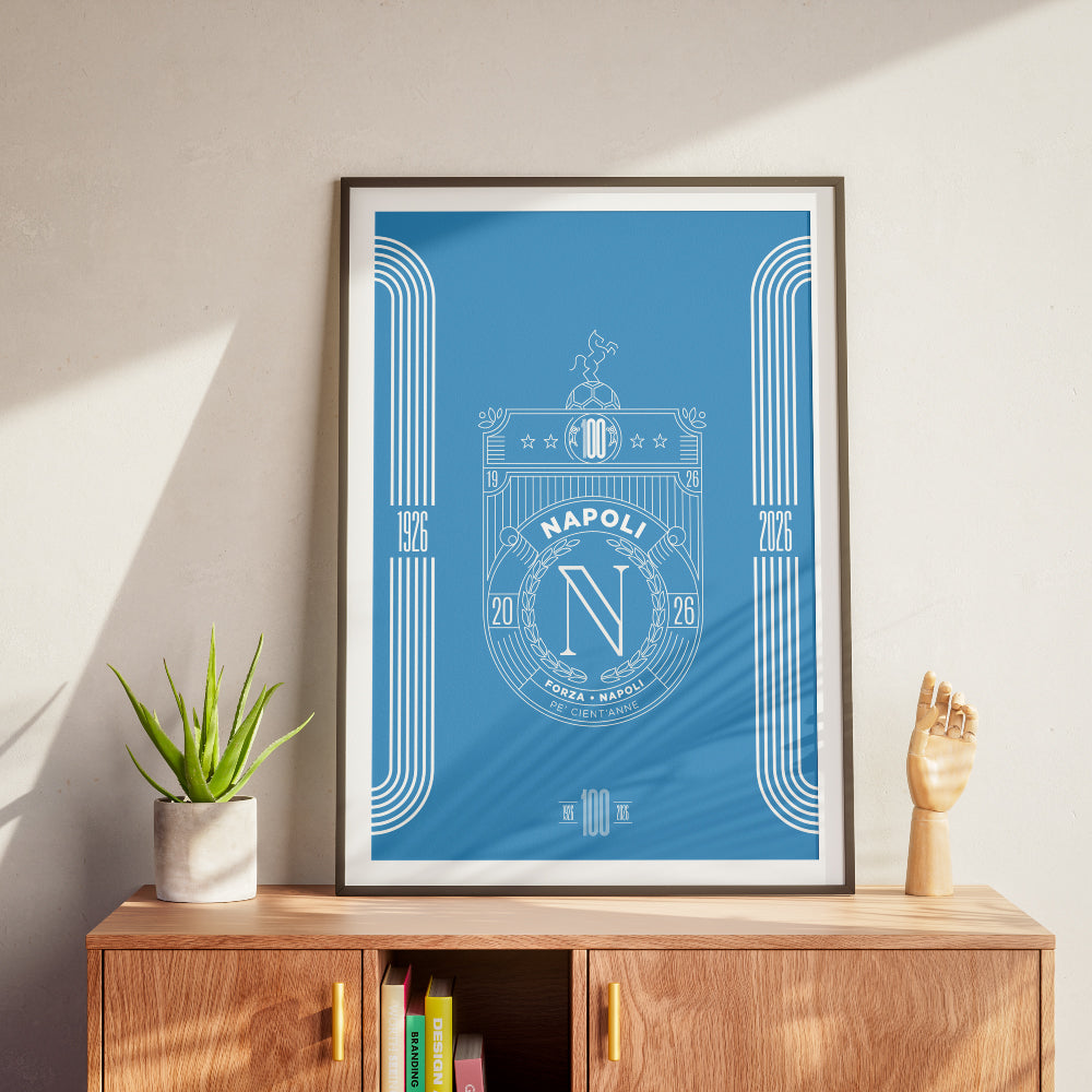 Poster celebrativo del Centenario del Calcio Napoli 1926 2026 con stemma commemorativo grafica minimal azzurra e scritta Pe Cient Anne Stampa artistica Pil Pil dedicata ai 100 anni della storia del Napoli ideale come regalo per tifosi e per arredare casa con design partenopeo