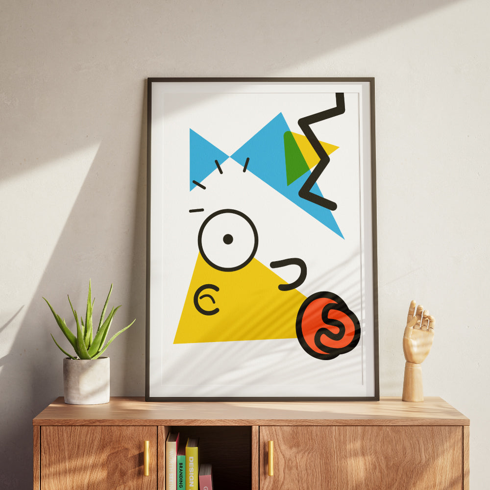 Poster astratto con forme geometriche colorate in stile Kandinsky che richiamano Maggie dei Simpson con triangolo giallo forme blu e verdi  linee nere dinamiche ed elemento circolare arancione stile ciuccio.