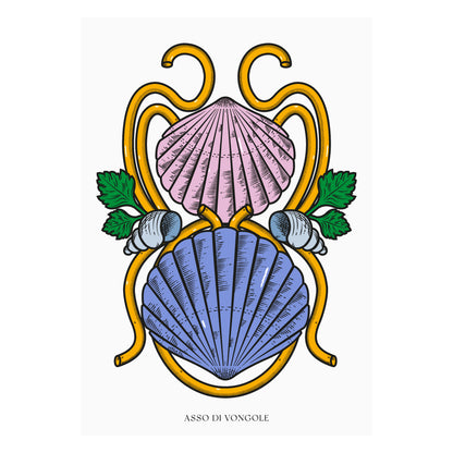 Poster tipografico su sfondo bianco che fonde la grafica di un asso di denari napoletano con la cucina partenopea: due conchiglie stilizzate (una rosa, una blu) avvolte da curve dorate a richiamare spaghetti, arricchite da foglie verdi e piccoli gusci di vongole, con lettering nero “Asso di Vongole” in stile Modiano.