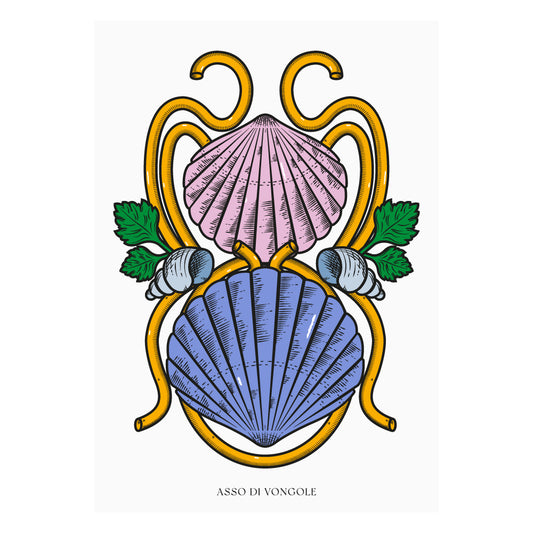 Poster tipografico su sfondo bianco che fonde la grafica di un asso di denari napoletano con la cucina partenopea: due conchiglie stilizzate (una rosa, una blu) avvolte da curve dorate a richiamare spaghetti, arricchite da foglie verdi e piccoli gusci di vongole, con lettering nero “Asso di Vongole” in stile Modiano.