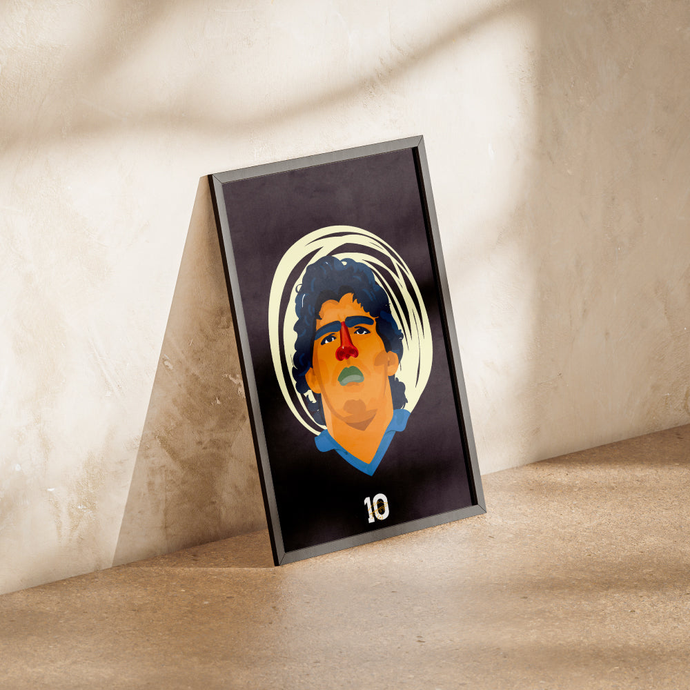 Poster artistico dedicato a Diego Armando Maradona con ritratto illustrato, numero 10 e colori ispirati a Napoli e al calcio napoletano.