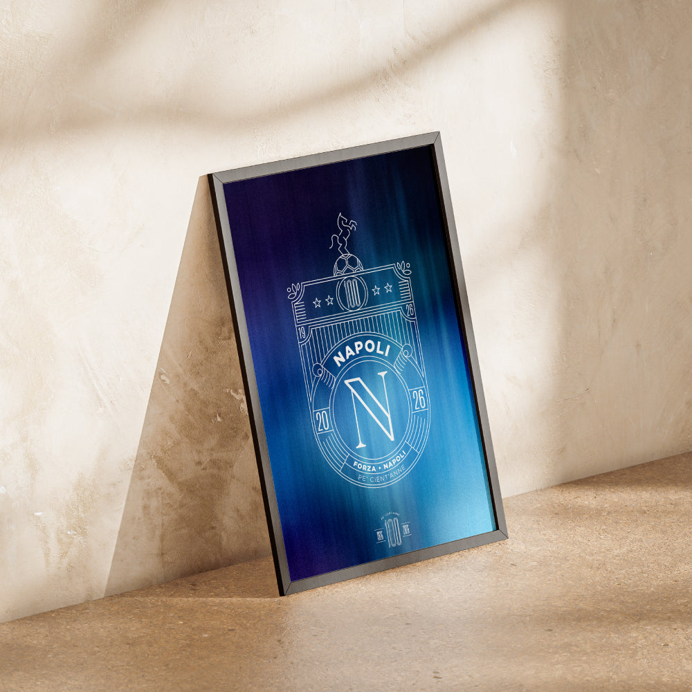 Poster artistico dedicato al Centenario del Calcio Napoli 1926 2026 con stemma celebrativo bianco su sfondo sfumato nelle tonalita dell azzurro e del blu  Design esclusivo Pil Pil ispirato ai 100 anni della storia del Napoli ideale come complemento d arredo e regalo per tifosi azzurri