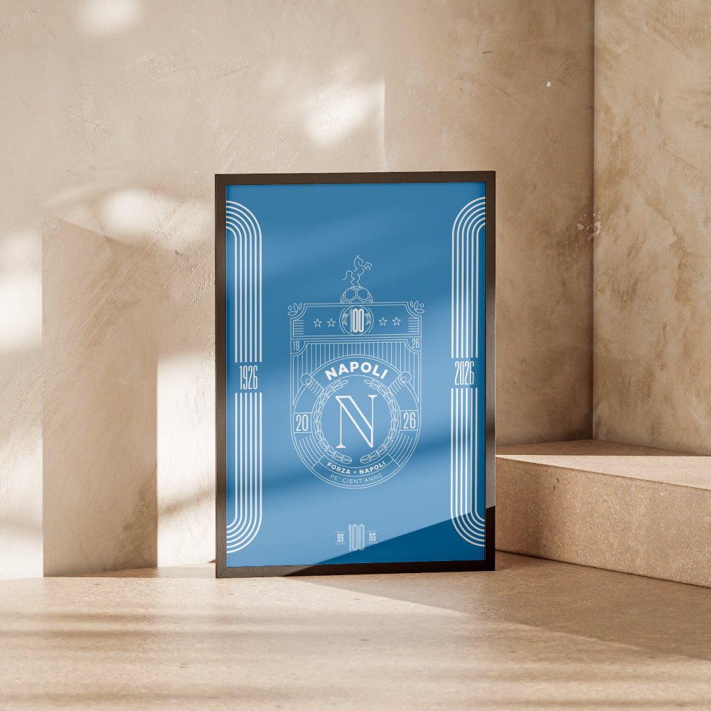 Poster celebrativo del Centenario del Calcio Napoli 1926 2026 con stemma commemorativo grafica minimal azzurra e scritta Pe Cient Anne Stampa artistica Pil Pil dedicata ai 100 anni della storia del Napoli ideale come regalo per tifosi e per arredare casa con design partenopeo