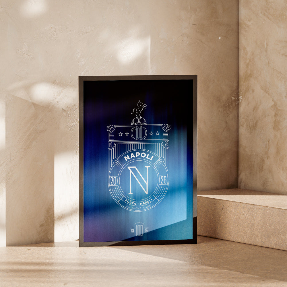 Poster artistico dedicato al Centenario del Calcio Napoli 1926 2026 con stemma celebrativo bianco su sfondo sfumato nelle tonalita dell azzurro e del blu  Design esclusivo Pil Pil ispirato ai 100 anni della storia del Napoli ideale come complemento d arredo e regalo per tifosi azzurri