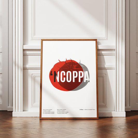 Poster A Pummarol Napoli design tipografico moderno con pomodoro, arte contemporanea italiana per arredamento casa e cucina. 