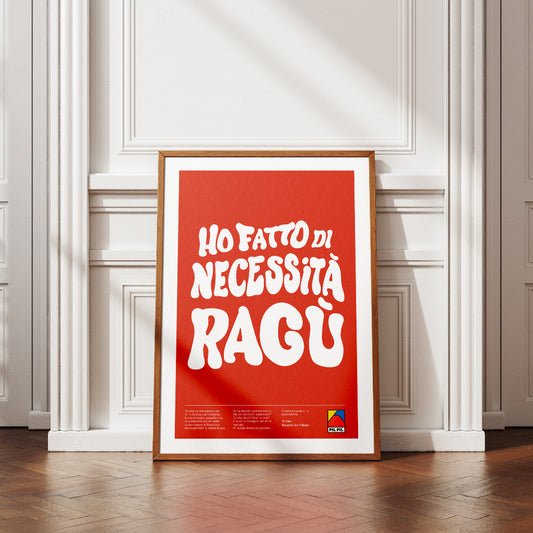 Poster tipografico creativo con frase ironica Ho fatto di necessita ragu in caratteri bianchi su sfondo rosso, ispirato alla cucina napoletana e al ragu tradizionale.