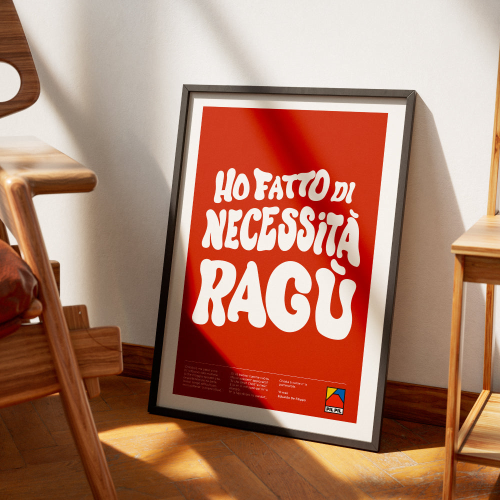 Poster tipografico creativo con frase ironica Ho fatto di necessita ragu in caratteri bianchi su sfondo rosso, ispirato alla cucina napoletana e al ragu tradizionale.