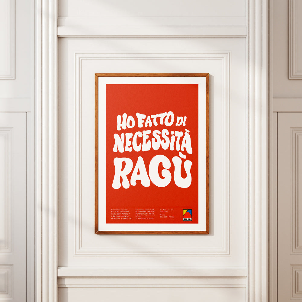 Poster tipografico creativo con frase ironica Ho fatto di necessita ragu in caratteri bianchi su sfondo rosso, ispirato alla cucina napoletana e al ragu tradizionale.