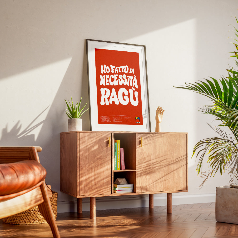 Poster tipografico creativo con frase ironica Ho fatto di necessita ragu in caratteri bianchi su sfondo rosso, ispirato alla cucina napoletana e al ragu tradizionale.