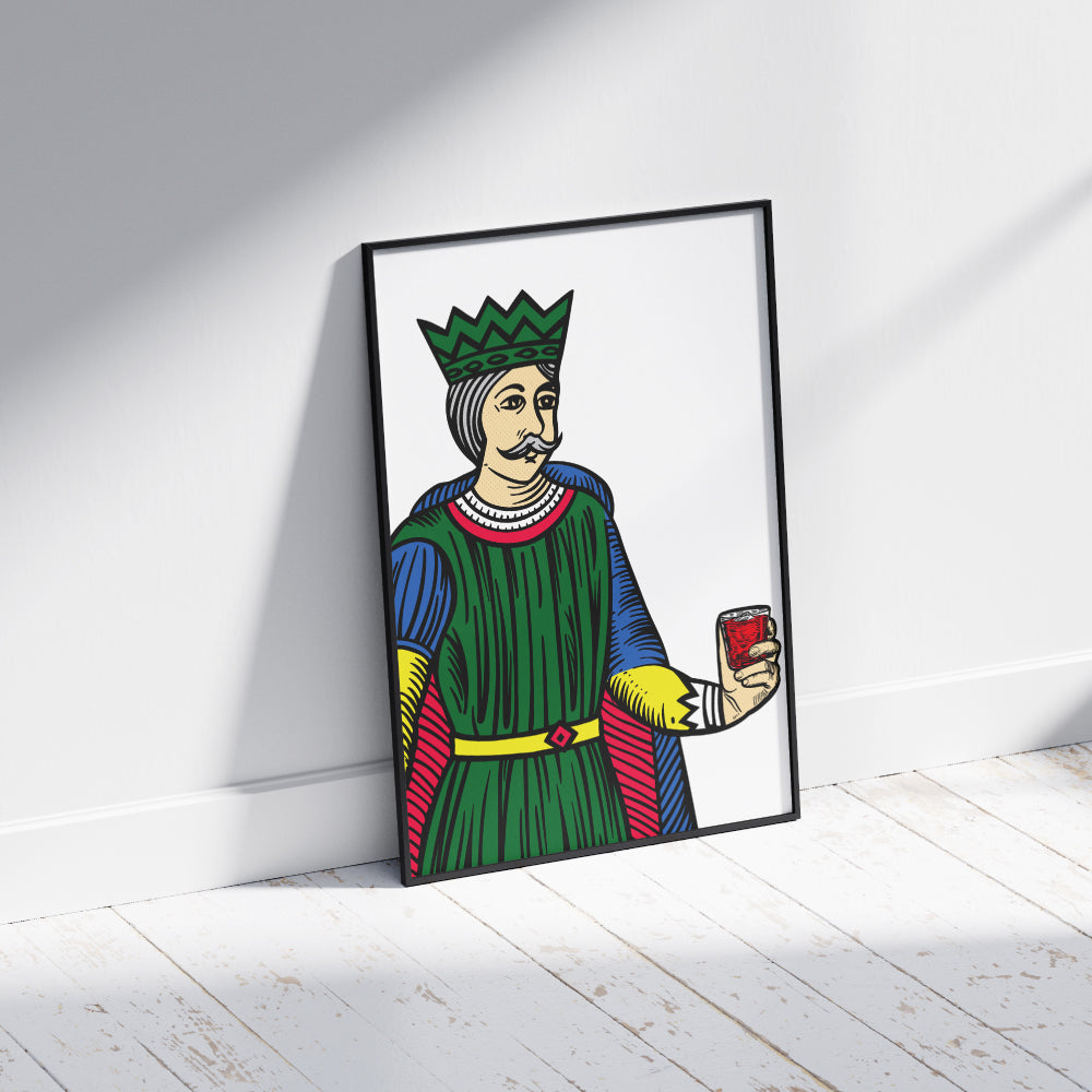 Poster artistico ispirato al Re di Bastoni delle carte napoletane Modiano figura tradizionale rivisitata in stile moderno mentre tiene un bicchiere di Negroni design grafico pop su fondo chiaro.