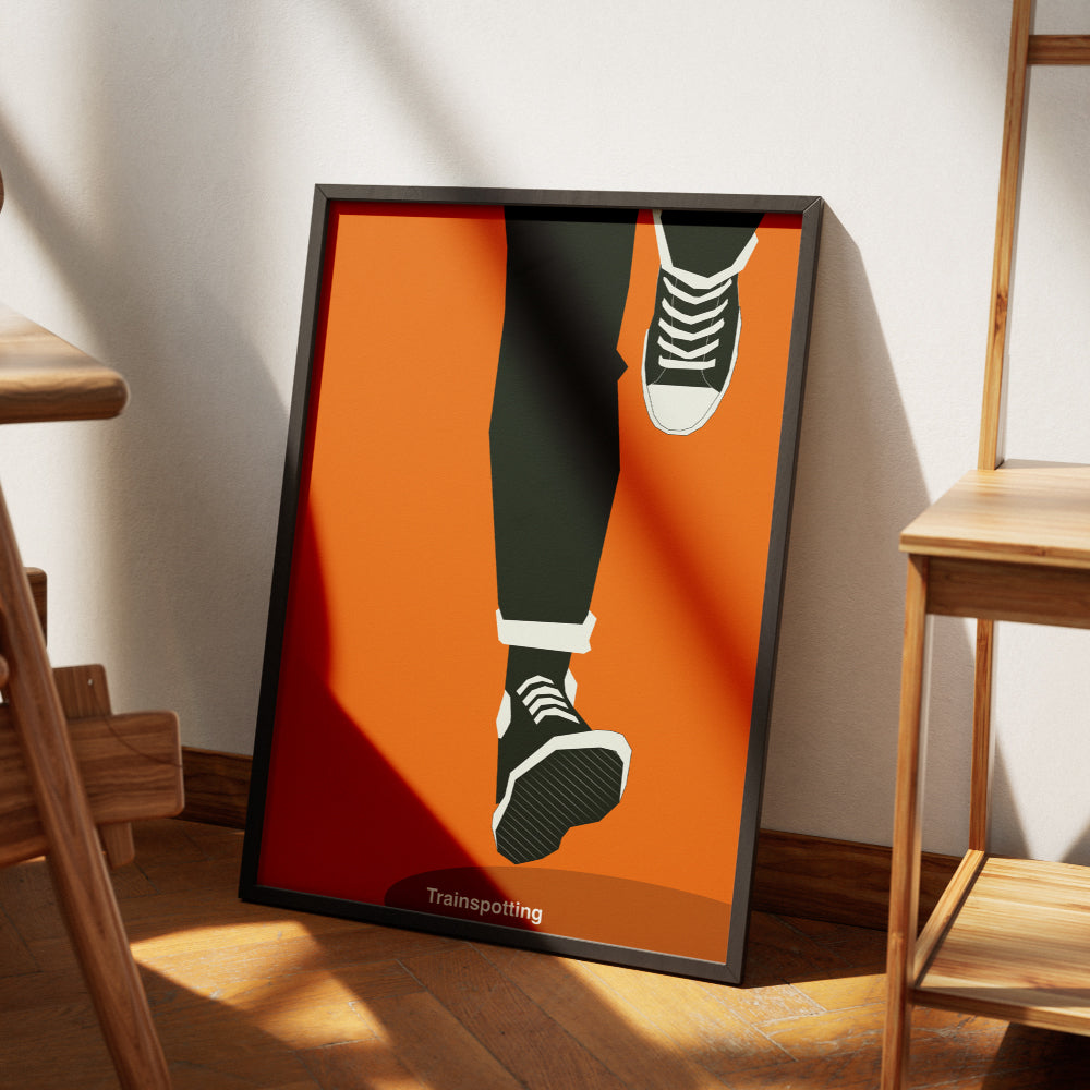 Poster minimalista ispirato a Trainspotting con illustrazione delle gambe in corsa che richiama la celebre scena iniziale del film cult di Danny Boyle. Stampa artistica moderna in stile grafico ideale per gli amanti del cinema e del design contemporaneo.