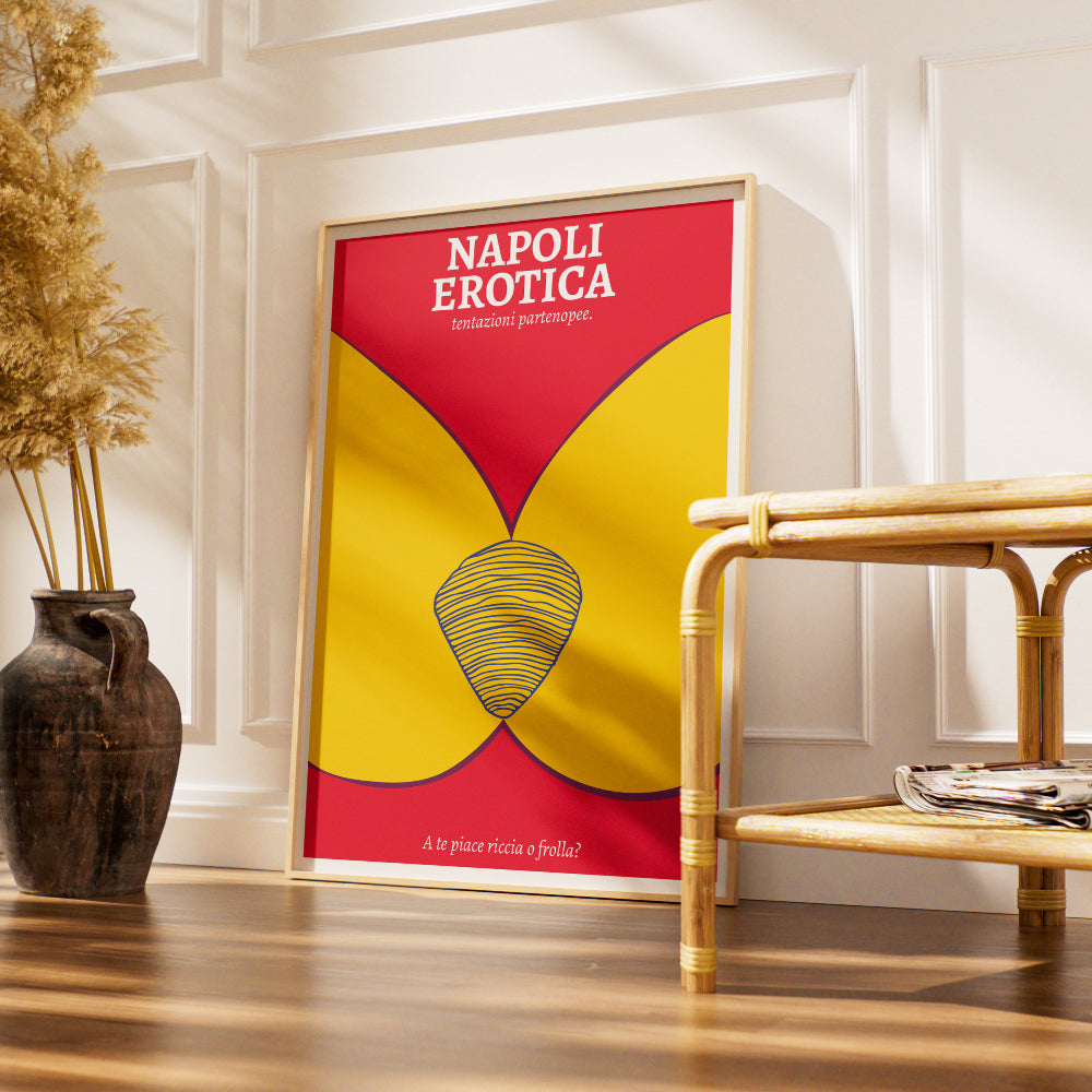 Poster Napoli Erotica dedicato alla sfogliatella napoletana, con illustrazione grafica rossa, gialla e blu e claim “A te piace riccia o frolla?”. Stampa artistica ironica e provocatoria ispirata a Napoli, alla cultura partenopea e ai doppi sensi.
