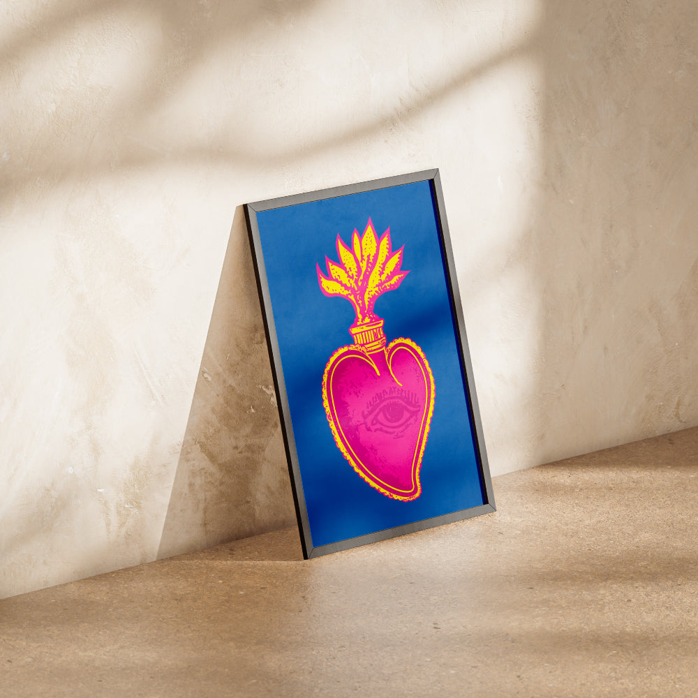 Poster artistico moderno con cuore sacro stilizzato in colori pop rosa e giallo su sfondo blu  stampa decorativa ispirata alla tradizione napoletana e alla pop art contemporanea, ideale per decorazione parete e design d interni