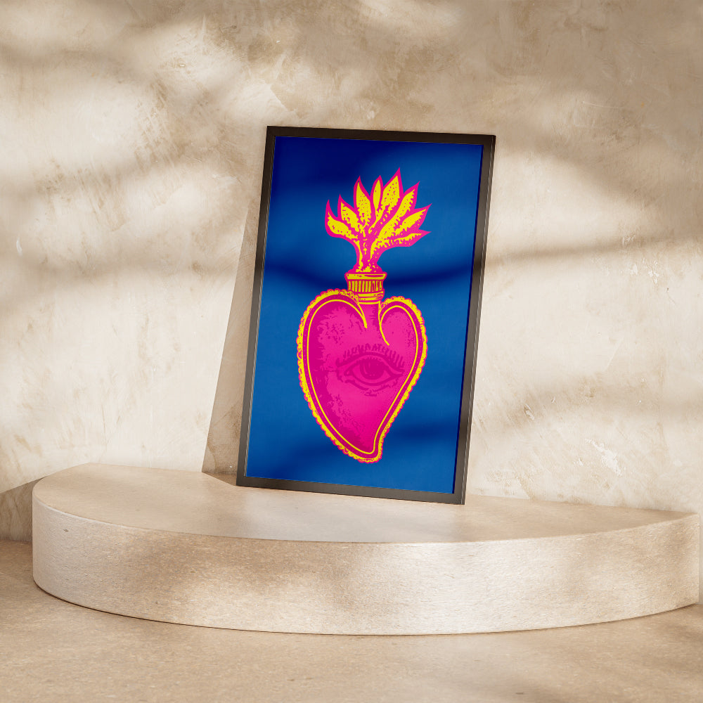 Poster artistico moderno con cuore sacro stilizzato in colori pop rosa e giallo su sfondo blu  stampa decorativa ispirata alla tradizione napoletana e alla pop art contemporanea, ideale per decorazione parete e design d interni