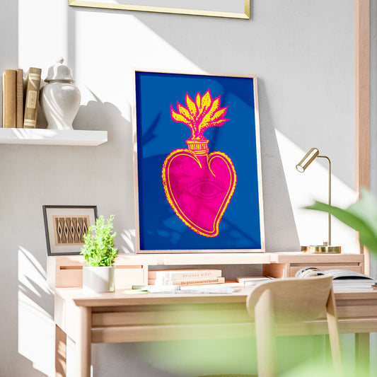 Poster artistico moderno con cuore sacro stilizzato in colori pop rosa e giallo su sfondo blu  stampa decorativa ispirata alla tradizione napoletana e alla pop art contemporanea, ideale per decorazione parete e design d interni