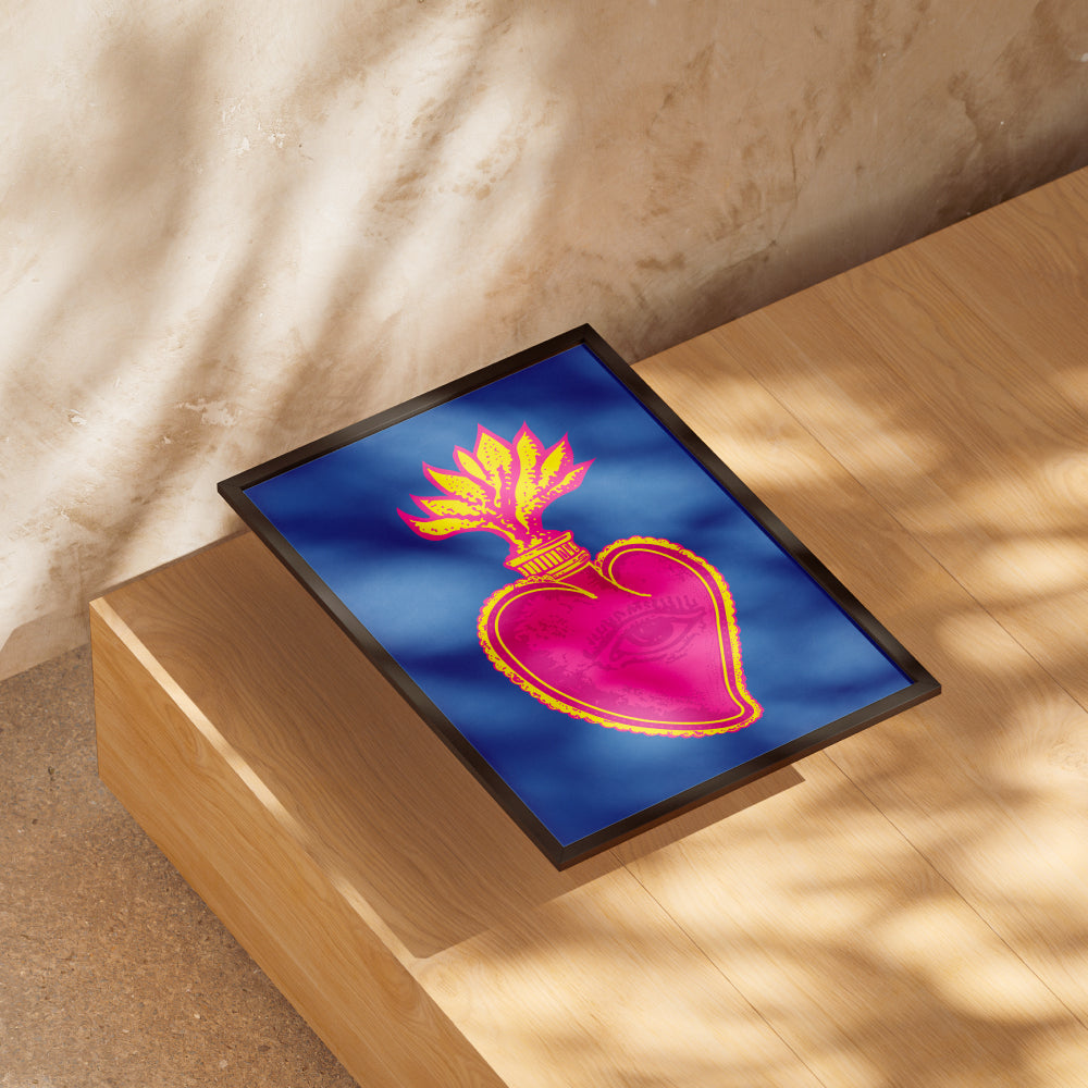 Poster artistico moderno con cuore sacro stilizzato in colori pop rosa e giallo su sfondo blu  stampa decorativa ispirata alla tradizione napoletana e alla pop art contemporanea, ideale per decorazione parete e design d interni
