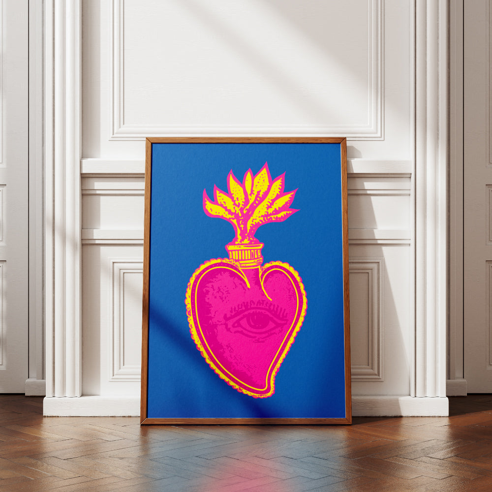 Poster artistico moderno con cuore sacro stilizzato in colori pop rosa e giallo su sfondo blu  stampa decorativa ispirata alla tradizione napoletana e alla pop art contemporanea, ideale per decorazione parete e design d interni
