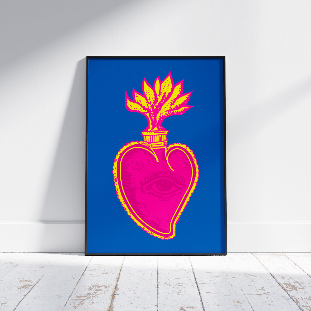 Poster artistico moderno con cuore sacro stilizzato in colori pop rosa e giallo su sfondo blu  stampa decorativa ispirata alla tradizione napoletana e alla pop art contemporanea, ideale per decorazione parete e design d interni