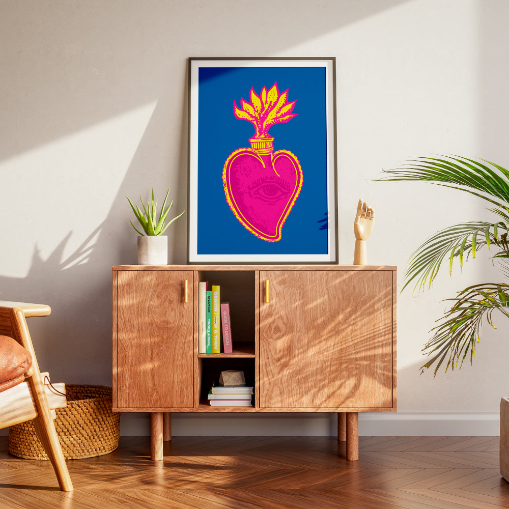 Poster artistico moderno con cuore sacro stilizzato in colori pop rosa e giallo su sfondo blu  stampa decorativa ispirata alla tradizione napoletana e alla pop art contemporanea, ideale per decorazione parete e design d interni