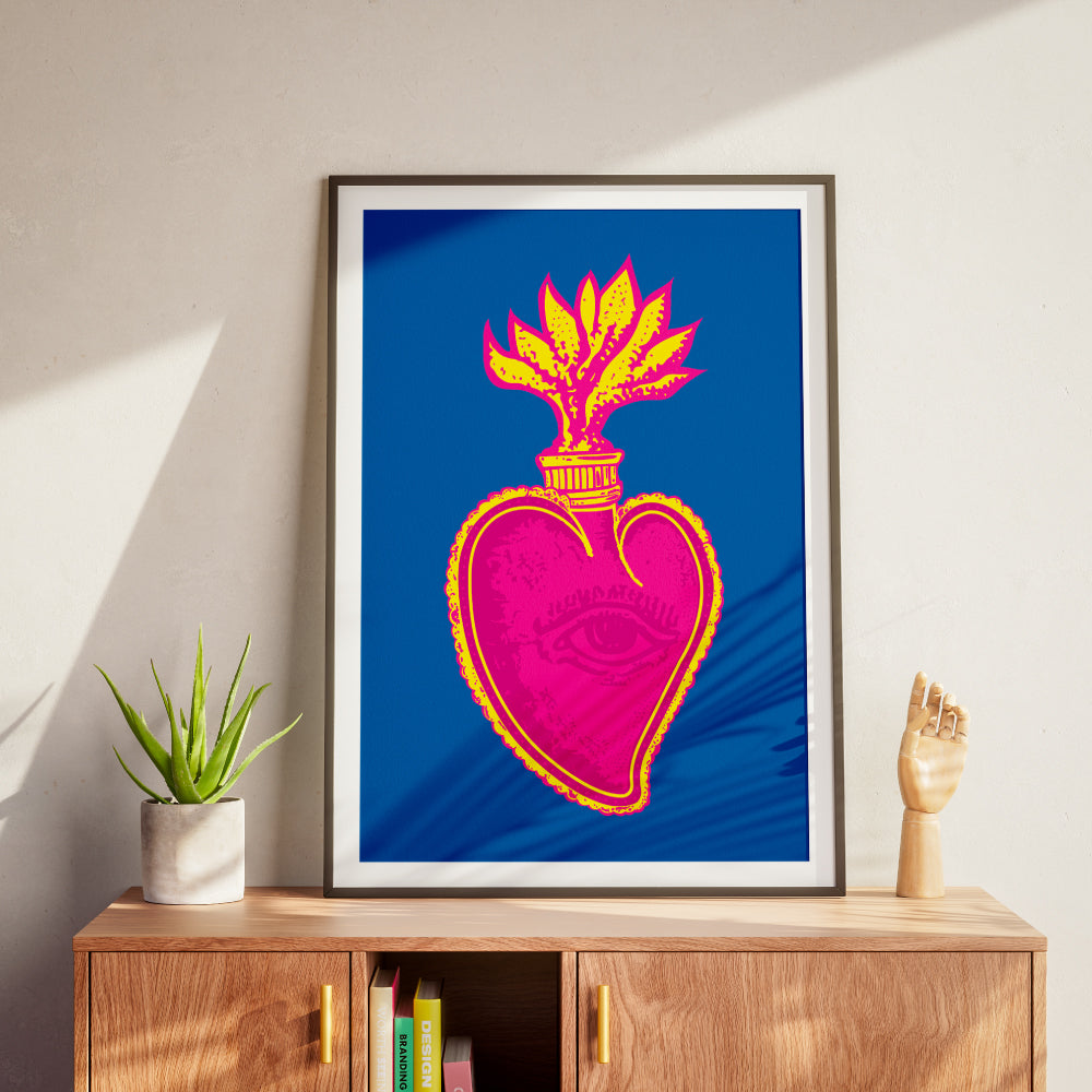 Poster artistico moderno con cuore sacro stilizzato in colori pop rosa e giallo su sfondo blu  stampa decorativa ispirata alla tradizione napoletana e alla pop art contemporanea, ideale per decorazione parete e design d interni